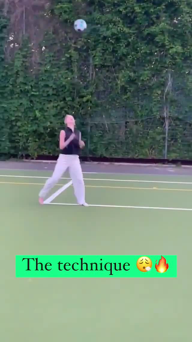   مهارت تماشایی یک زن در کنترل توپ فوتبال و روپایی زدن!