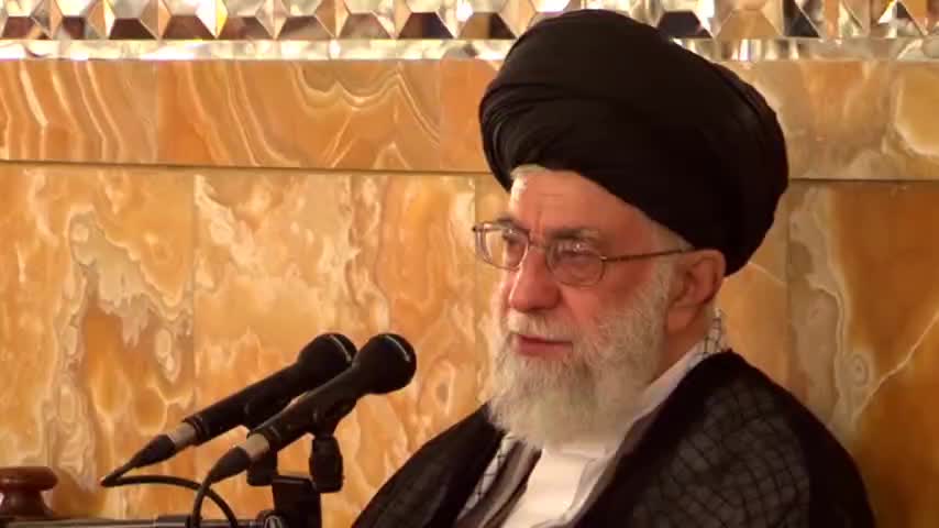   زمزمه صلوات خاصه امام رضا (ع) توسط رهبر انقلاب در حرم رضوی