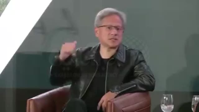   آرزوی شوکه‌کننده مدیرعامل شرکت بزرگ برای دانشجویان: کوهی از رنج‌ و سختی را برایتان آرزو می‌کنم / یک سخنرانی بی‌نظیر!