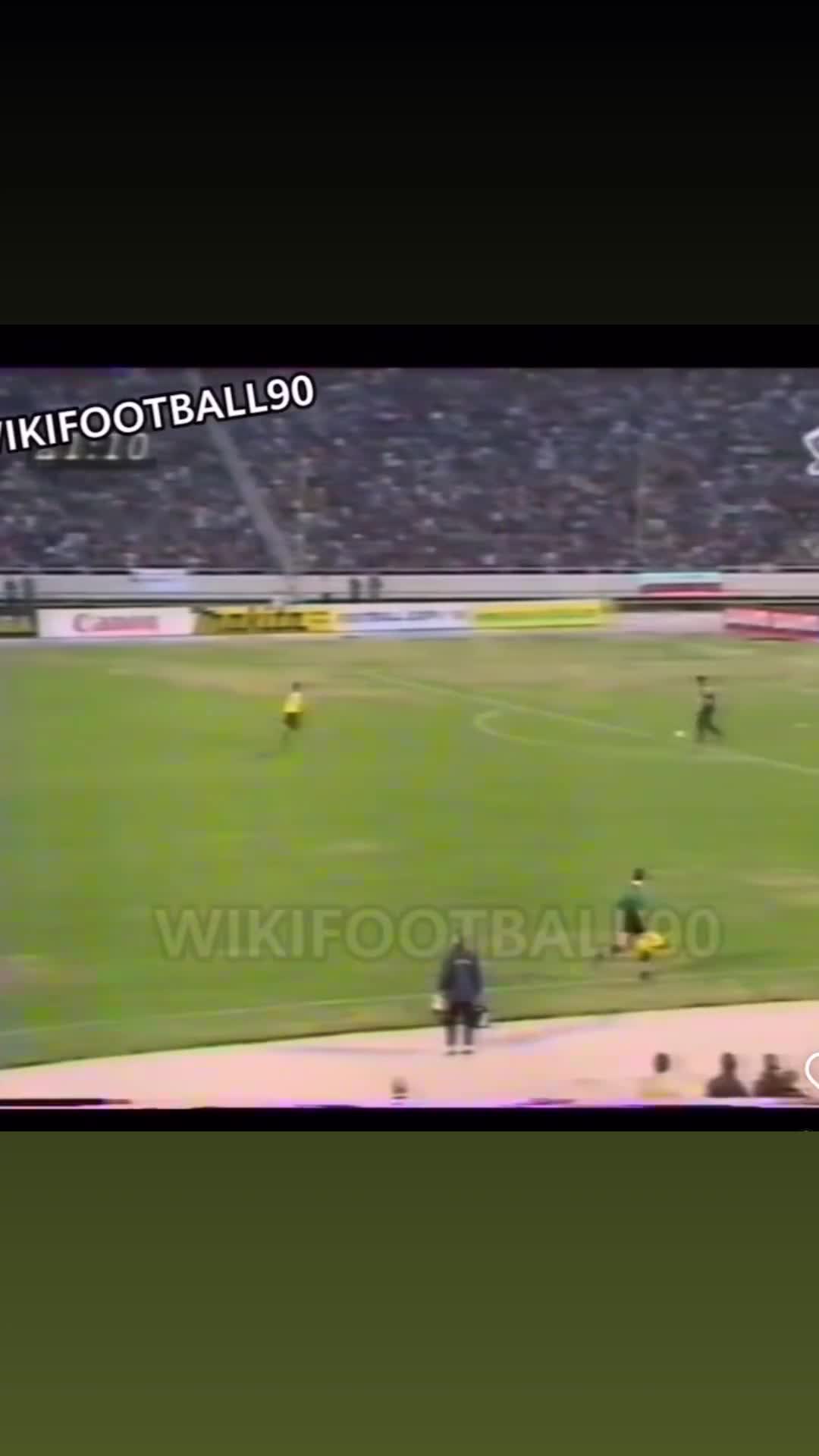   احمدرضا عابدزاده چنین دروازه‌بانی بود؛ کلیپی حیرت‌انگیز از مهارت‌های عقاب آسیا