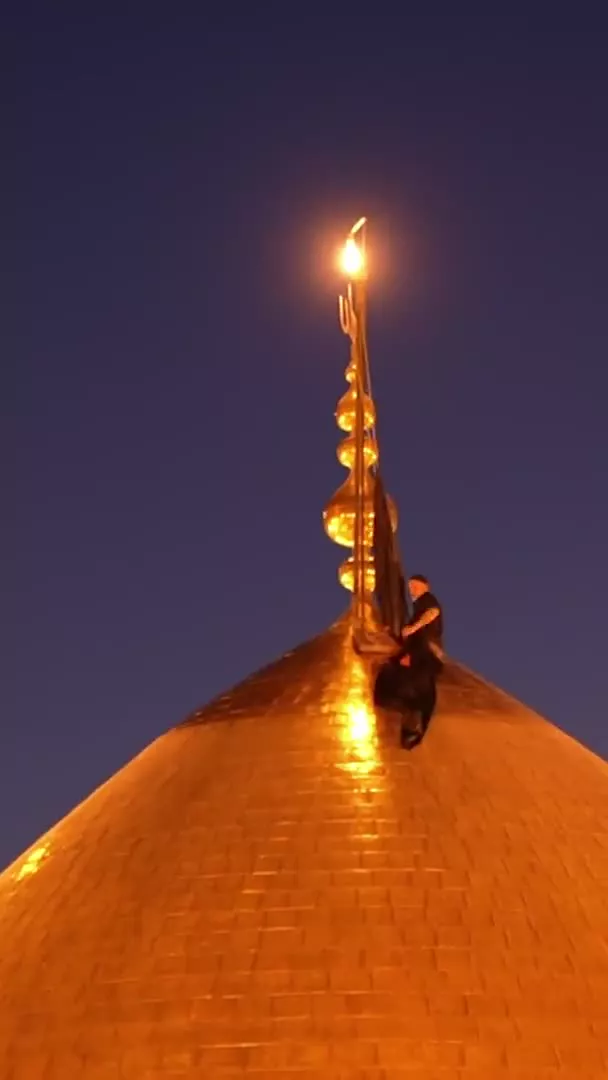   تعویض پرچم گنبد حرم امام حسین‌(ع) همزمان با حلول ماه ربیع‌الاول