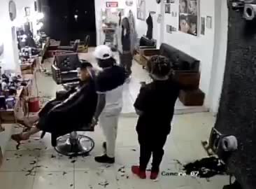   لحظه هولناک قتل آرایشگر مقابل چشم مشتری