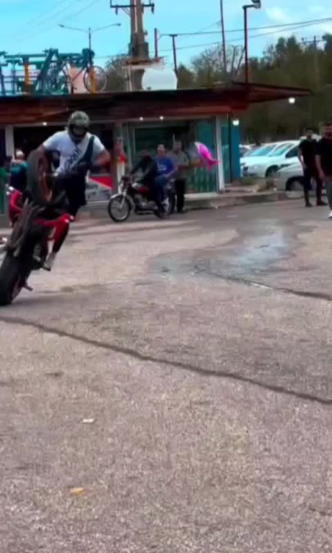   حرکات نمایشی عجیب با موتورسیکلت!