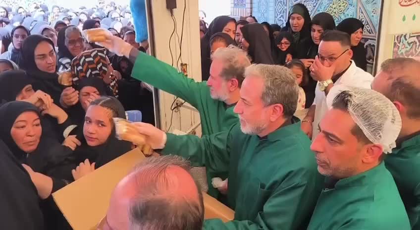   حضور عراقچی با لباس خادمی آستان قدس رضوی در حرم رضوی