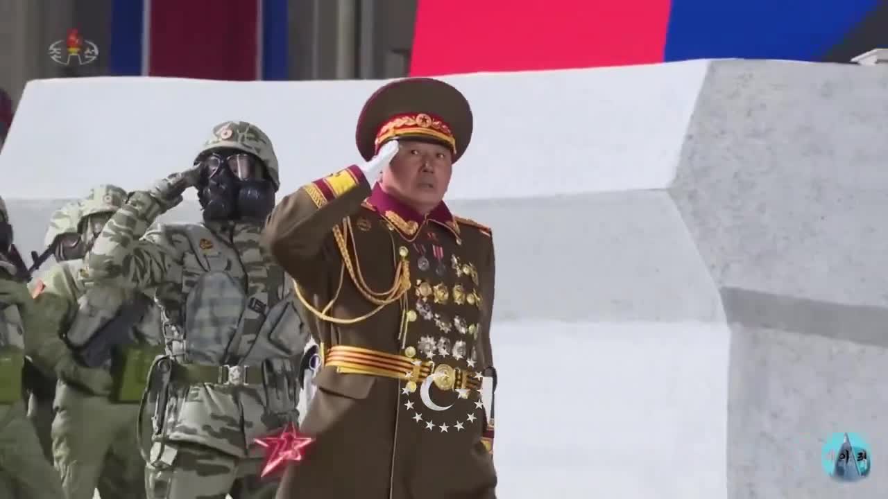   ذوق‌زدگی کیم جونگ اون از دیدن رژه نظامی ارتش کره شمالی