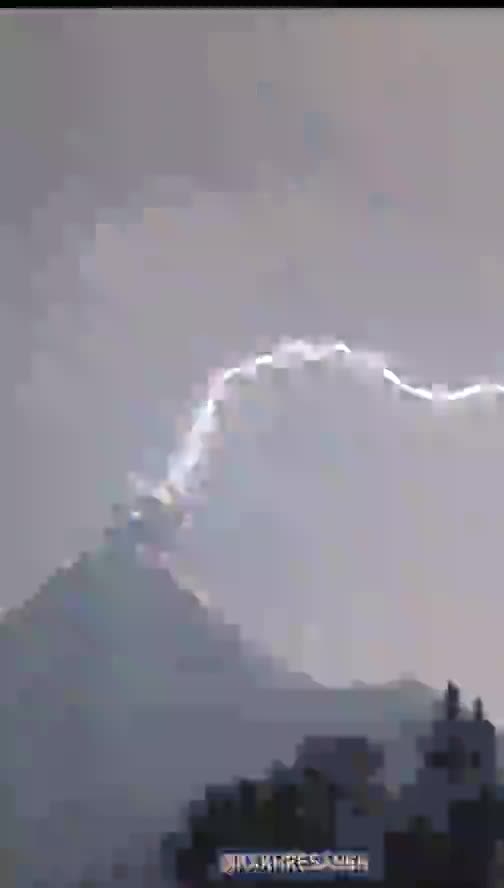   لحظات شگفت‌انگیز از هم‌زمانی رعد و برق و فوران آتشفشان