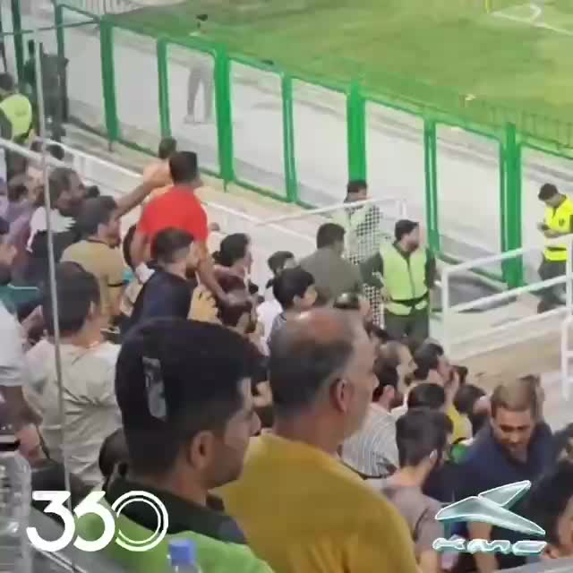   تشویق علی دایی در ورزشگاه فولادشهر!