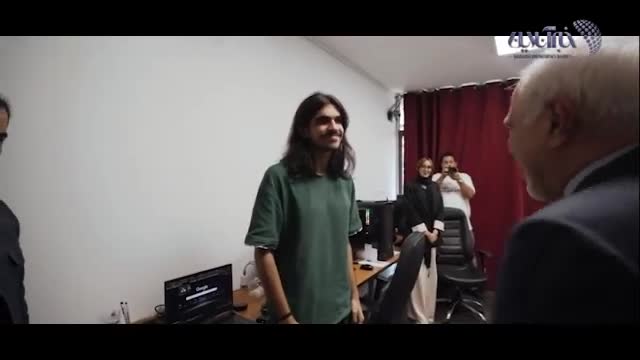   بازدید دکتر ظریف از تحریریه خبرآنلاین: گپ و گفت صمیمانه با خبرنگاران و عکس یادگاری