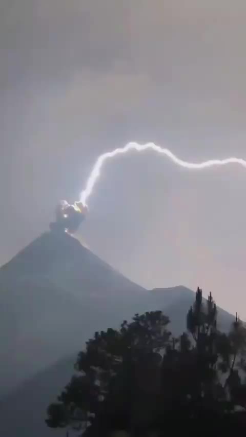   همزمانی خارق‌العاده رعد و برق و فوران آتشفشان در گواتمالا