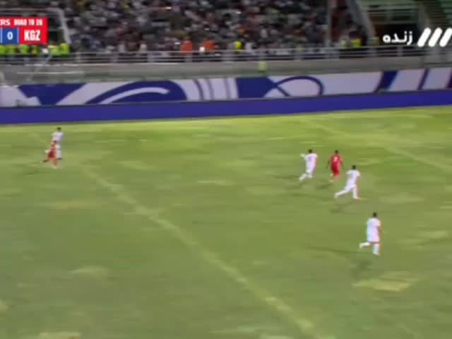   موقعیت تک به تکی که علیرضا بیرانوند از مهاجم قرقیزستان گرفت