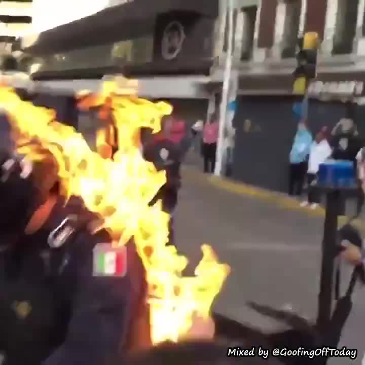   لحظه شوکه‌کننده آتش زدن پلیس ضدشورش در مکزیک