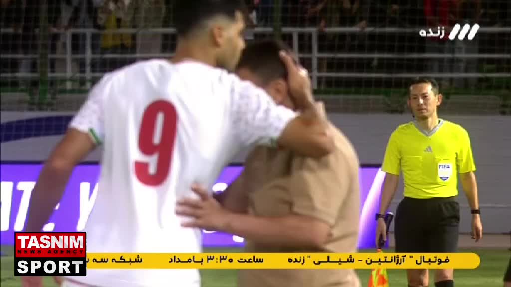   دلجویی مهدی طارمی از قلعه‌نویی بعد از شعار «حیا کن رها کن» هواداران در ورزشگاه