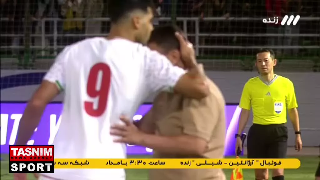   دلجویی مهدی طارمی از قلعه‌نویی بعد از شعار «حیا کن رها کن» هواداران در ورزشگاه