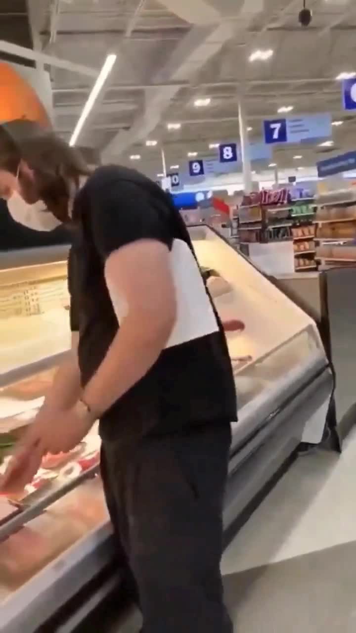   اقدام عجیب یک گیاه‎‌خوار در فروشگاه گوشت‎‌فروشی؛ گذاشتن گل برای بسته‌های گوشت!