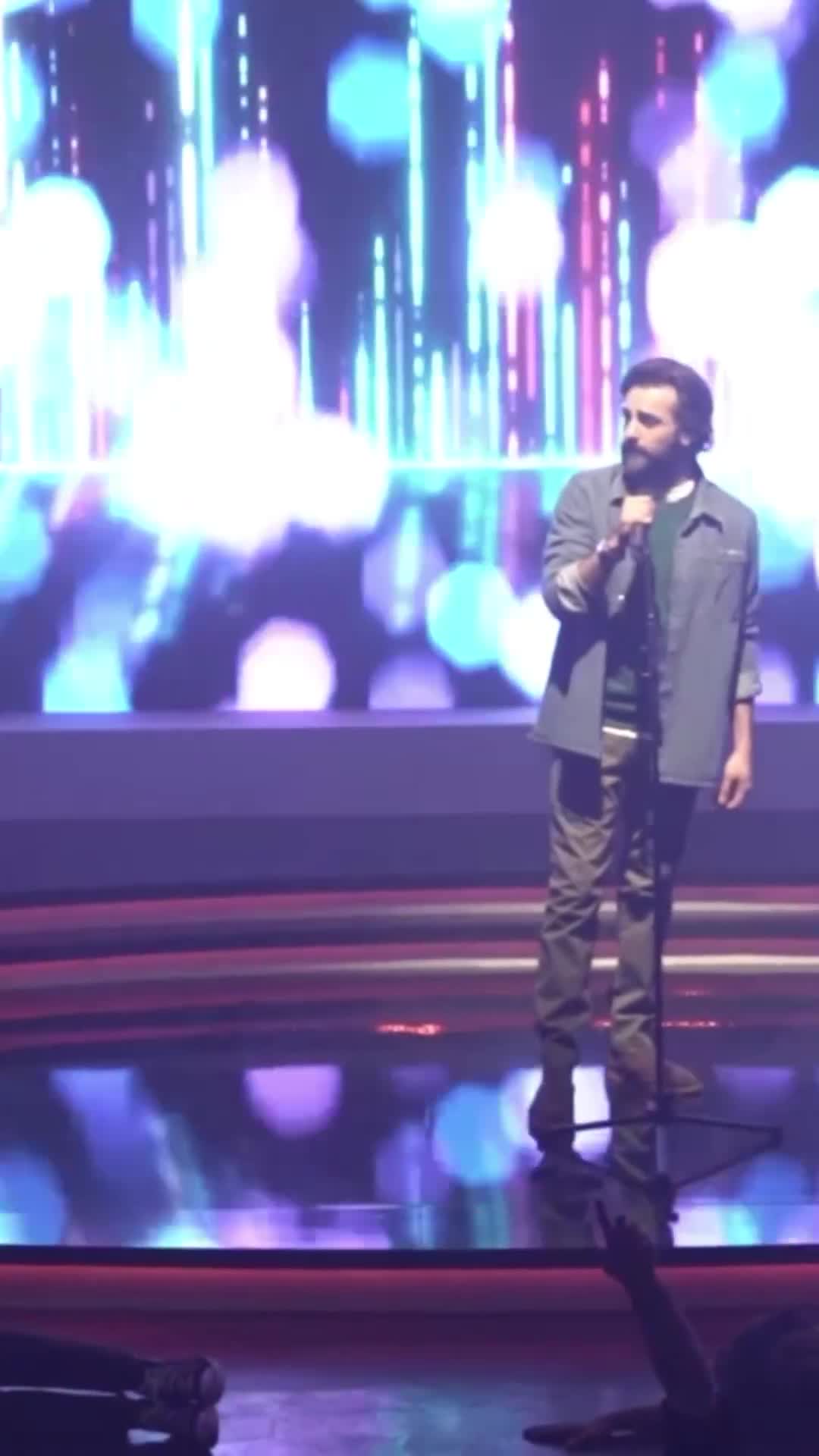   تصاویر خبرساز از تمرین خوانندگی حامد کمیلی؛ آقای بازیگر خواننده شد؟