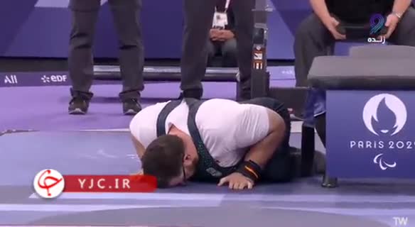    سجده شکر و گریه روح‌الله رستمی پس از شکستن رکورد پارالمپیک و جهان