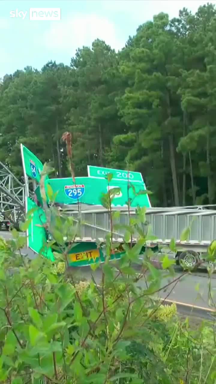   حواس‌پرتی فاجعه‌بار راننده کامیون؛ باز ماندن جک مخزن بار و متلاشی کردن تابلوهای اتوبان!