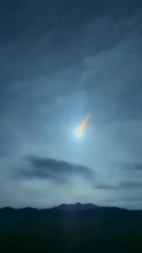   فوری؛ عبور نور عجیب از آسمان سوریه و عراق