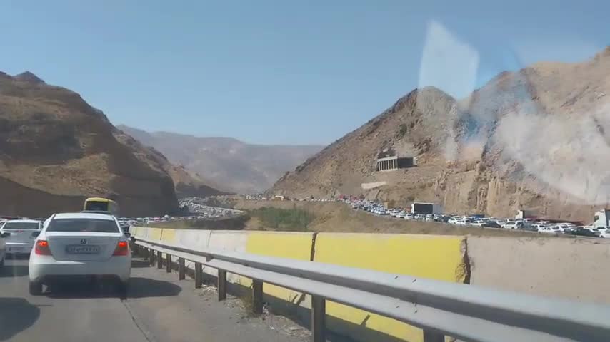   توقف هزاران اتومبیل  در محور رشت - امامزاده هاشم