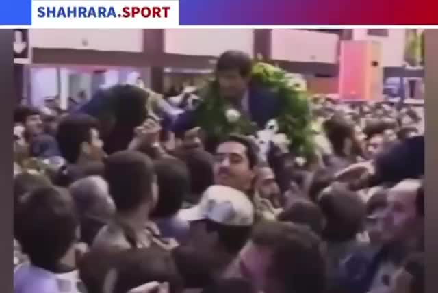   فیلم زیرخاکی از مصاحبه پدر خداداد عزیزی بعد از سوم شدن تیم ملی در آسیا در سال ۱۹۹۶