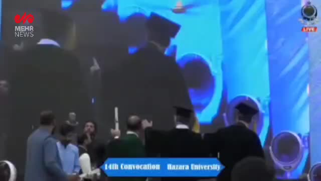   نمایش عکس رهبر انقلاب در دستان دانشجوی پاکستانی