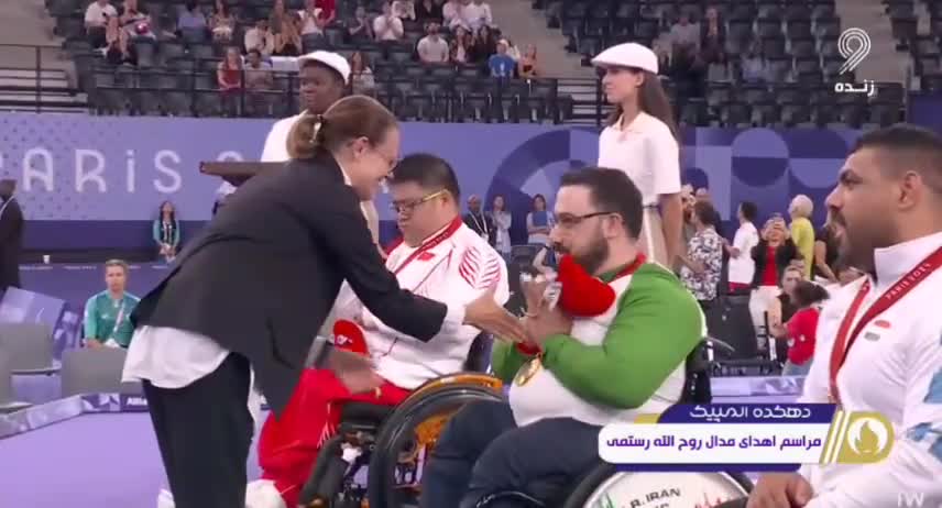   لحظه دست ندادن روح الله رستمی قهرمان وزنه‌برداری ایران در پارالمپیک با زن اهداکننده مدال