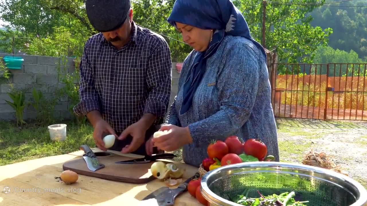 آشپزی روستایی: فلفل دلمه و گوجه شکم پر روی آتش