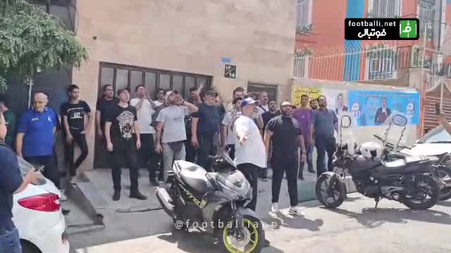   شعارهای هواداران جواد نکونام علیه هلدینگ خلیج فارس و باشگاه استقلال