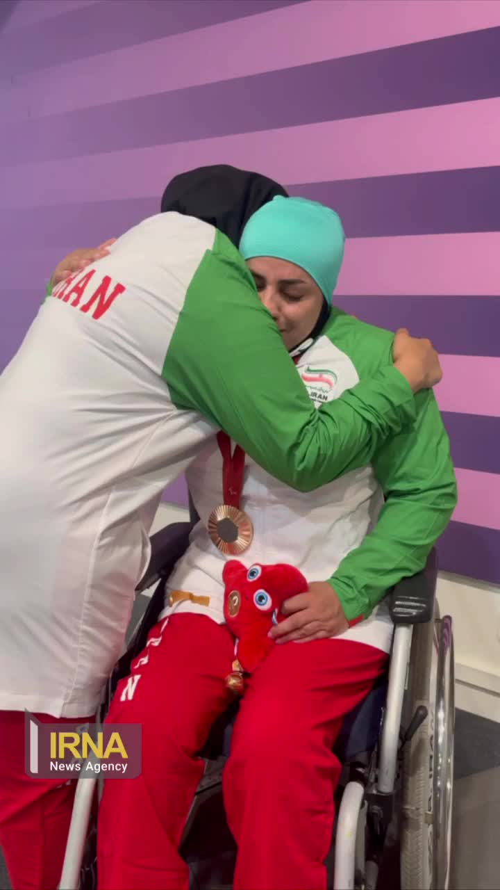   اشک‌های الهام صالحی و زهرا کرم‌زاده مربی‌اش پس از دریافت مدال برنز پارالمپیک