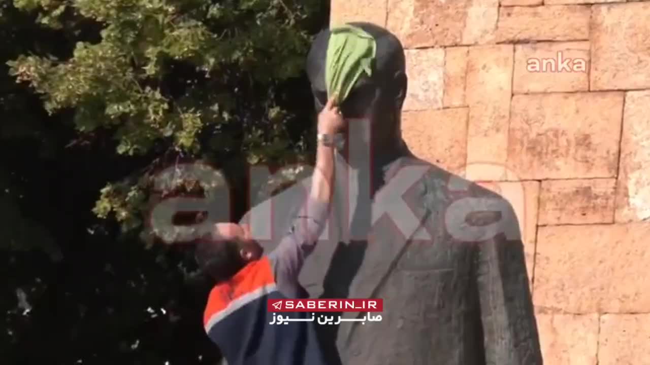   اخراج نظافتچی و مدیر امور نظافت شهرداری به خاطر عدم پاک کردن مجسمه آتاتورک با احترام!