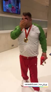 اشکهای قهرمان احمد امین‌زاده پس از کسب طلای پاراوزنه‌برداری پاریس