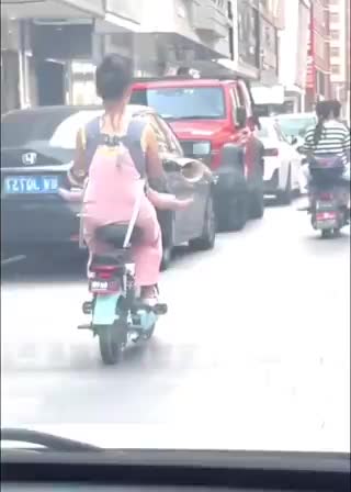   ذوق‌زدگی جذاب یک کودک از موتورسواری و گشت‌وگذار با مادرش در شهر