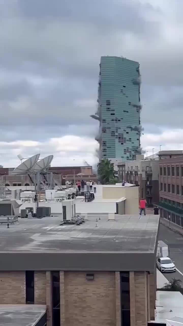   انفجار کنترل شده یک برج ۲۲ طبقه در دریاچه چارلز، لوئیزیانا