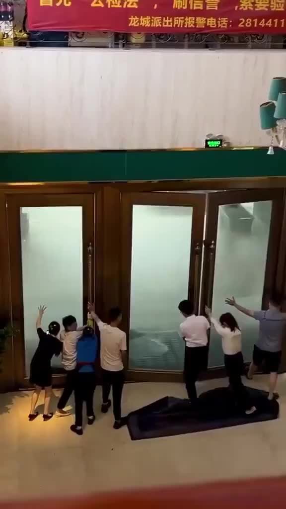   تلاش سخت کارمندان یک هتل برای جلوگیری از ورود طوفان به داخل هتل!
