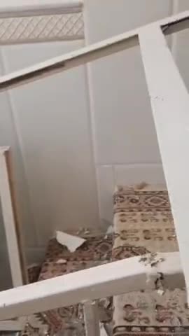   اولین تصاویر از سقوط تیر چراغ برق داخل یک خانه در قم؛ اشتباه فاحش اداره برق حین نصب!