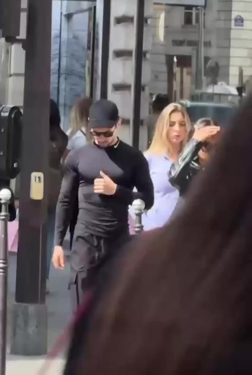   گشت‌وگذار با دختر جنجالی در پاریس؛ تصاویر جدید از پاول دورف!