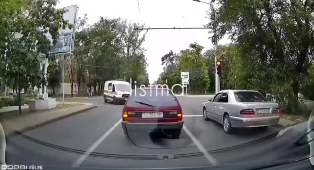   لحظه هولناک تصادف و چپ کردن آمبولانس سر چهار راه