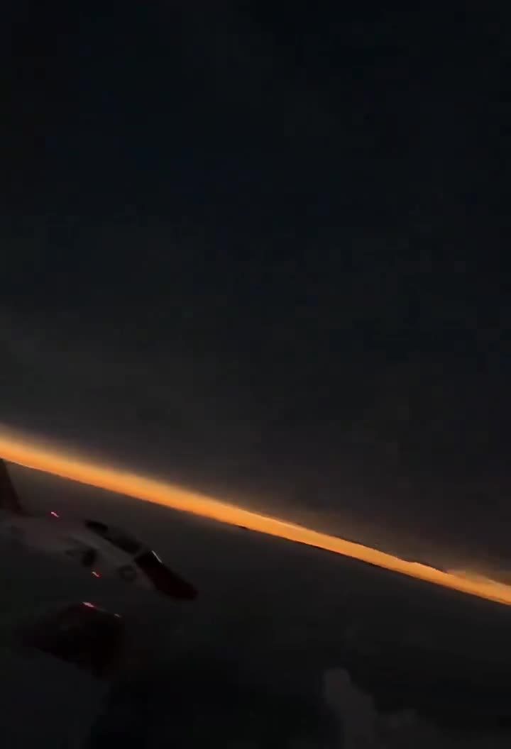   ثبت لحظه شگفت‌انگیز خورشیدگرفتگی از نمای داخل کابین جنگنده