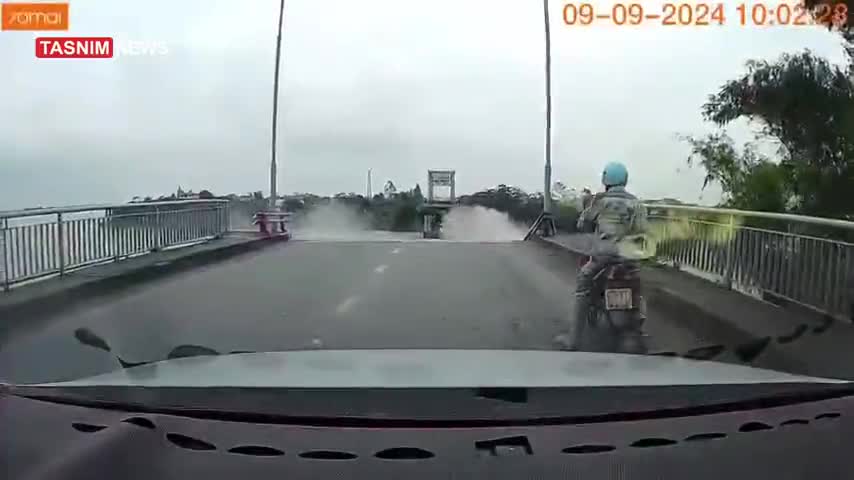    لحظه فروریختن یک پل در ویتنام پس از طوفان یاگی