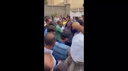   سیلی‌های شدید و محکم زن مالباخته به صورت دزدان مسلح در حضور پلیس