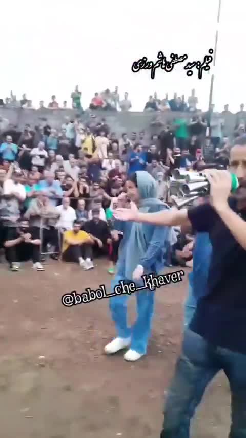   حضور جالب نفر اول کنکور تجربی بین مردم برای تماشای کشتی محلی در زادگاهش