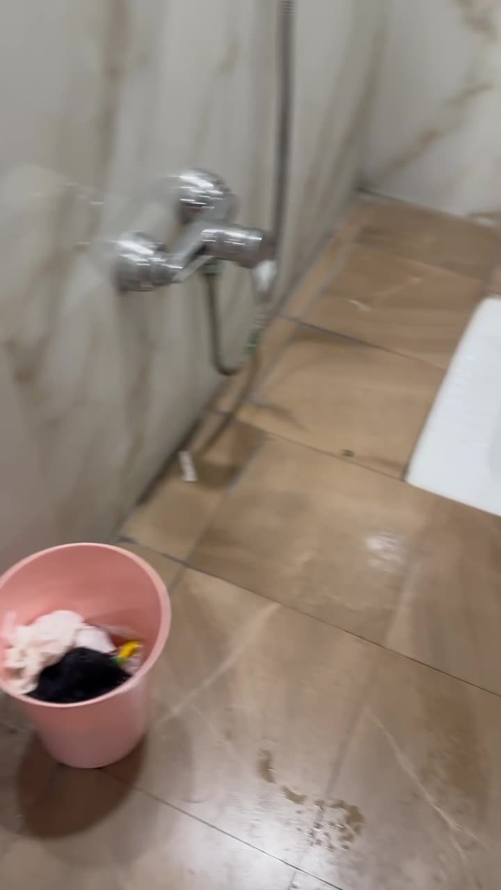 وضعیت بد نظافت در سرویس‌های بهداشتی فرودگاه بین‌المللی امام خمینی (ره)