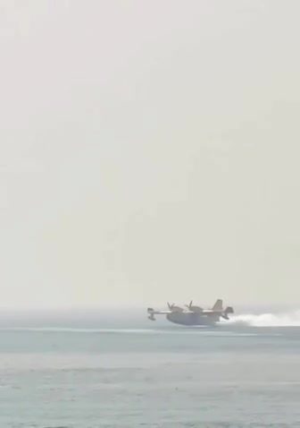   لحظه جالب آبگیری دو فروند هواپیمای آتش‌نشانی از ساحل سانتامونیکا