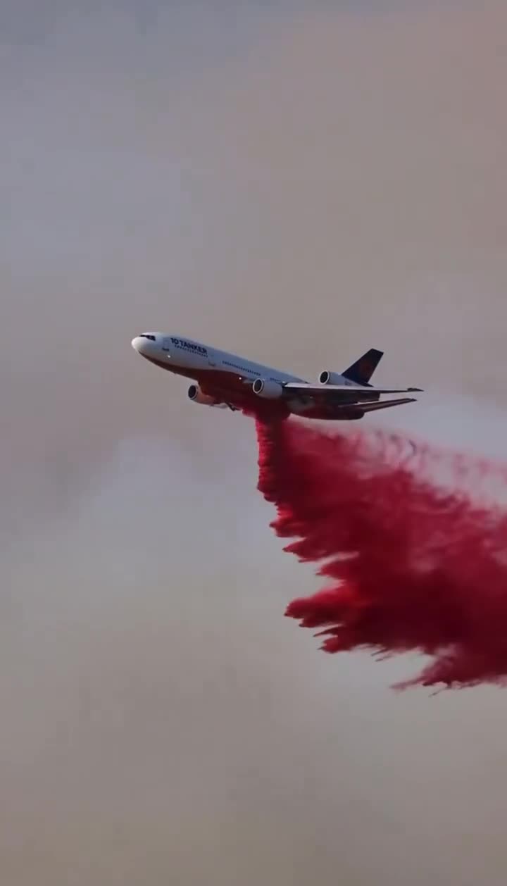 ویدیوی پربازدید از تلاش هواپیماهای آبپاش و امدادرسان برای خاموشی جهنم لس آنجلس | 22 دی 1403