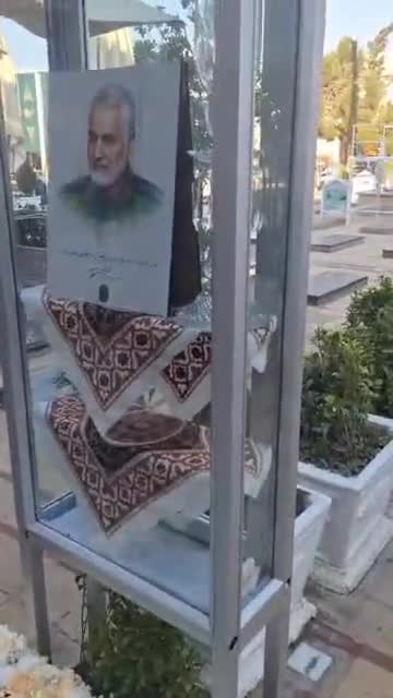   گل‌آرایی مرقد حاج قاسم سلیمانی در روز پدر