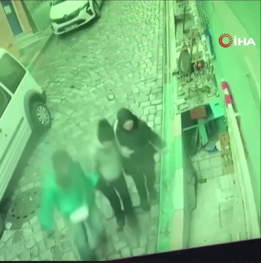   لحظه تلخ زیر گرفتن یک زن توسط خودروی بدون سرنشین!