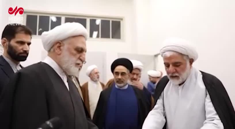    گفتگوی صمیمانه رئیس قوه قضاییه با قضات شهید رازینی و مقیسه در جریان بازدید اخیر از دیوان عالی