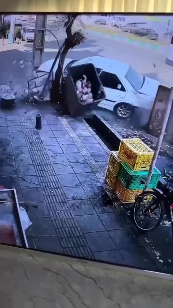   برخورد شدید پژو پرشیا  با پراید و سطل زباله در بلوار قدوسی ورامین