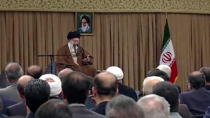   رهبر انقلاب: حذف دلار تا حد ممکن از مبادلات تجاری ضروری است