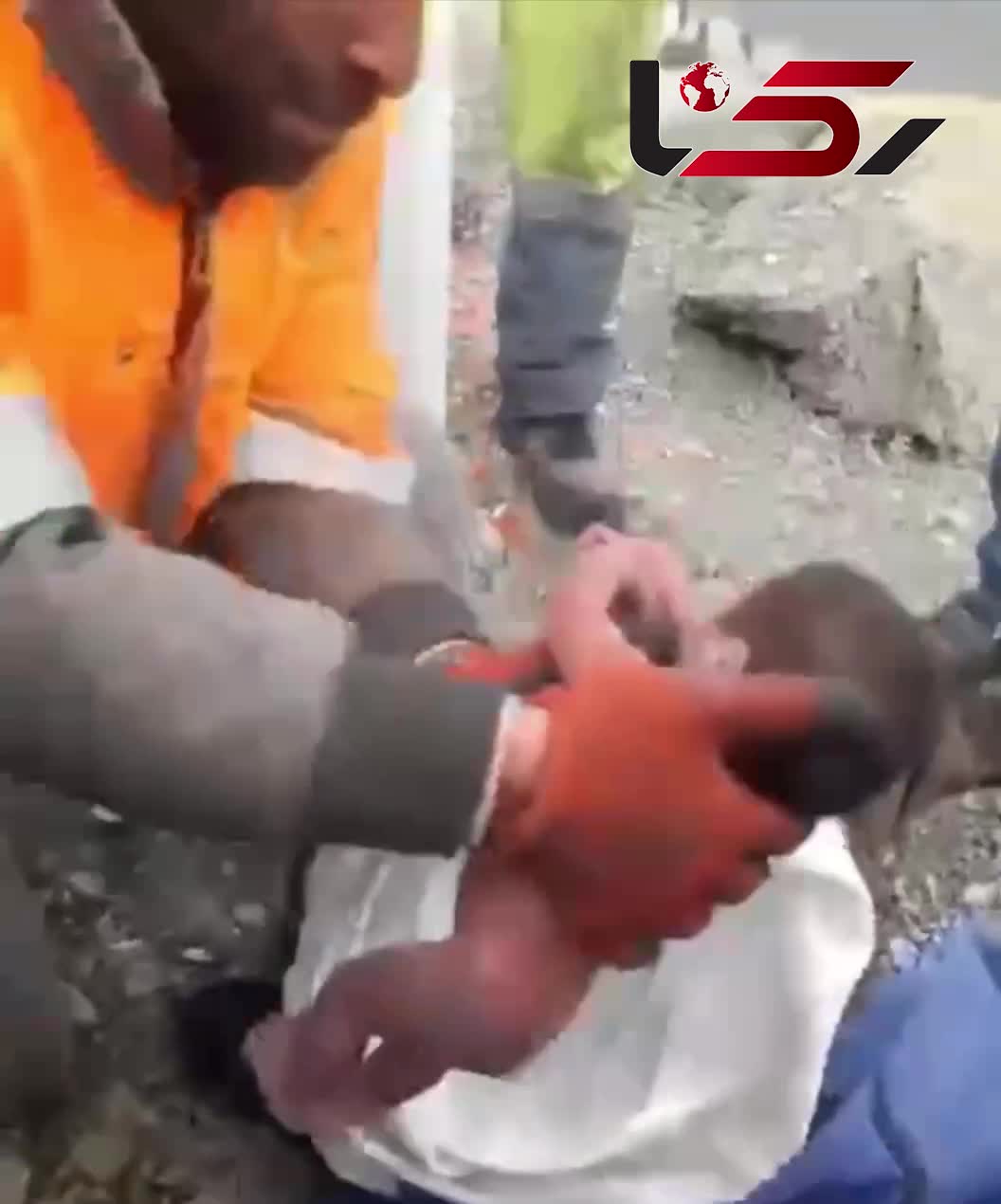   نجات نوزاد پسر از داخل یک گونی در کنار خیابان